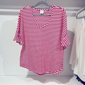 So cute for 4th of July! M. V-neck with trumpet sleeves. 100% cotton.